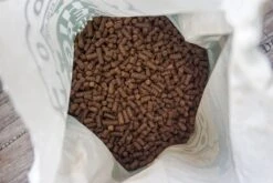 WOOOF Eend 18KG - Geperst Hondenvoer - Hypoallergeen Hondenvoer - Geperste Hondenbrokken - Droogvoer -Huisdierbenodigdheden 1200x800 5