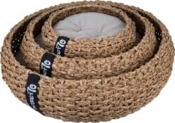 District 70 COCOON - Luxe Hondenmand Van Duurzaam Hoogwaardig Riet Met Zacht Kussen - Maten S/M/L - Large 40 District 70 COCOON - Luxe Hondenmand Van Duurzaam Hoogwaardig Riet Met Zacht Kussen - Maten S/M/L - Large -Huisdierbenodigdheden 1200x842
