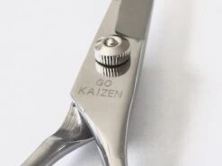 Professionele Hondenscharen Set - Extra Veilige Grooming Set - Trimscharen Voor Honden - Knipschaar - Effileerschaar / Uitdunschaar - Gebogen Schaar Met Ronde Punt - Precisieschaar - Hondenverzorging - Inclusief Kam, 2 Haarclips En Luxe Opbergdoos -Huisdierbenodigdheden 1200x899 5